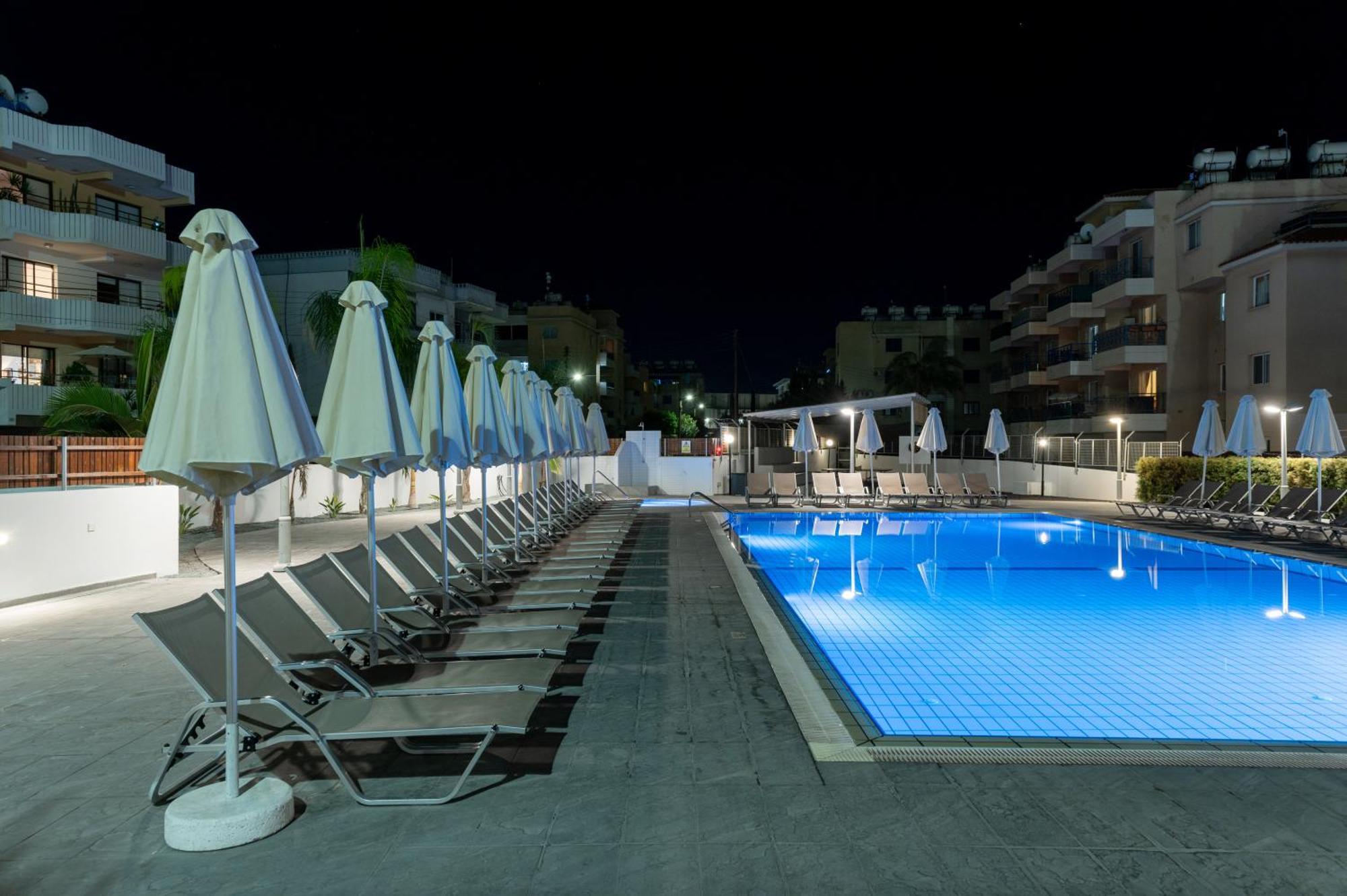 Kefalos Damon Hotel Apartments 파포스 외부 사진